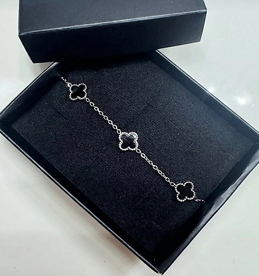 SİYAH YONCA GÜMÜŞ RENK BİLEKLİK VC MODEL