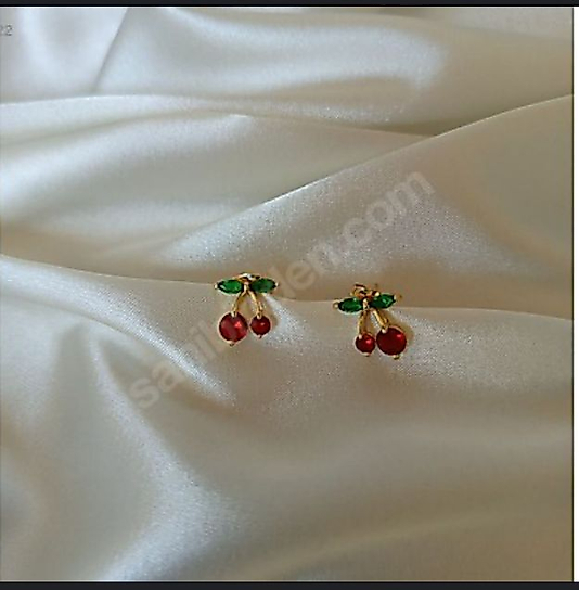 KİRAZ FİGÜRLÜ MİNİMAL TRAGUS KIKIRDAK PEARCING KÜPE ZİRKON TAŞLI GOLD ÇELİK